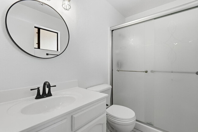 Building Photo - 715 W Boxelder Pl