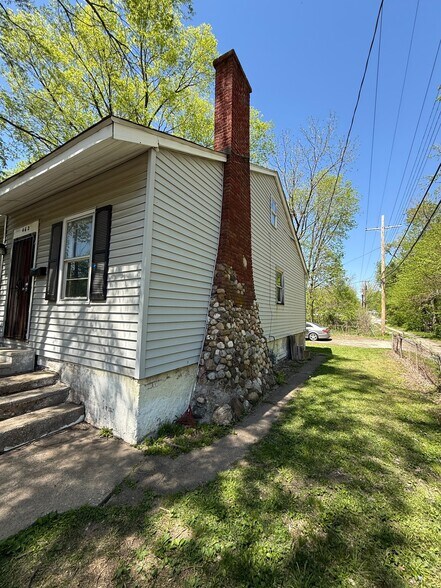 Building Photo - 462 W Leafland Ave