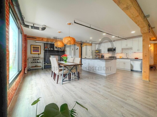 Building Photo - Stunning & Spacious Penthouse Condo
