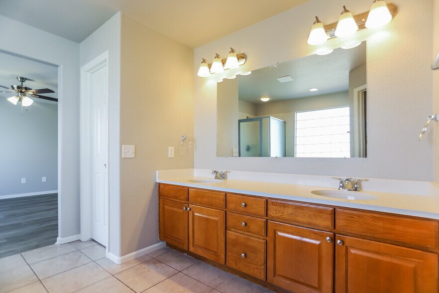 Building Photo - 19277 E 39th Ave