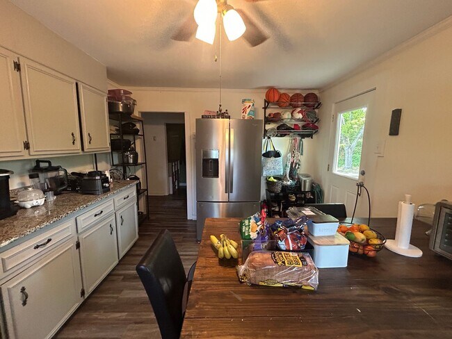 Building Photo - 110 Martin St