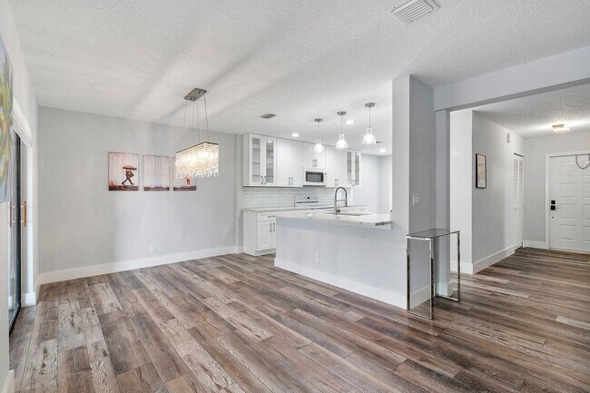 Building Photo - 624 Deer Creek Blvd
