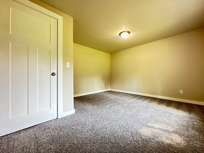 Building Photo - 3 Bed 2 Bath 2 Stall Garage - Country Styl...