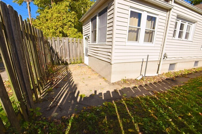 Building Photo - Mishawaka IN 2 Bedroom Home