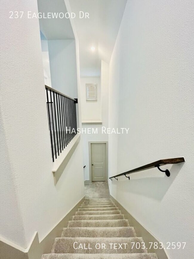 Building Photo - 237 Eaglewood Dr
