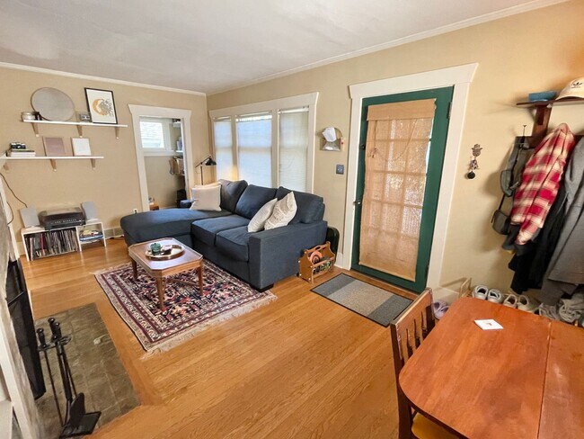 Building Photo - Lovely Craftsman in the Heart of Ballard / Phinney