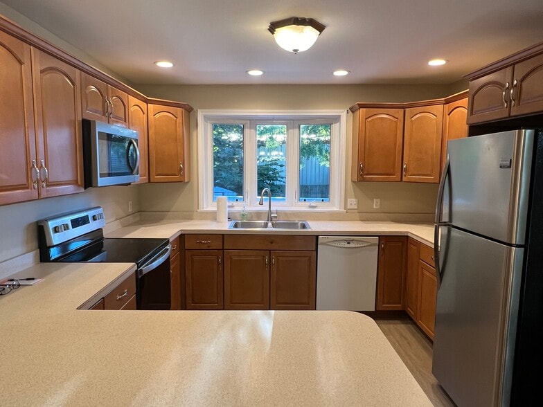 Building Photo - 176 Duer St