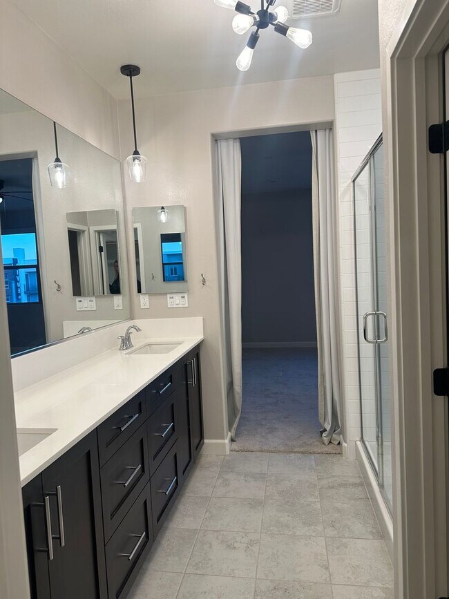 Building Photo - 1812 Mint Ter