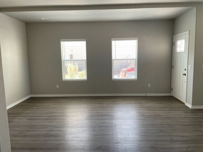 Building Photo - LIKE NEW 3BD TOWNHOME w/2.5 CAR GARAGE and A/C in NE COL SPGS - Deposit Waiver Available