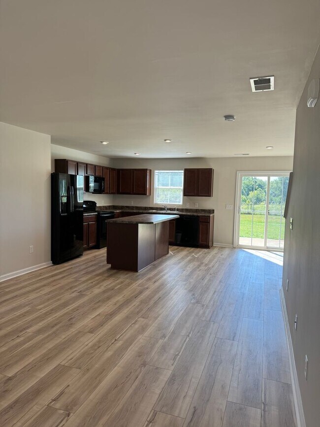 Building Photo - Price & Location!