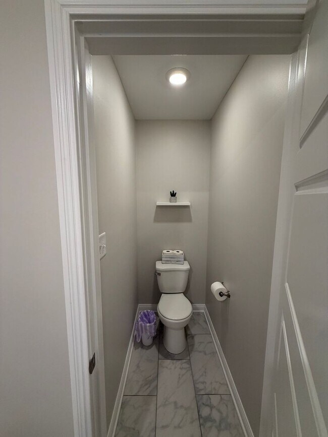 Building Photo - 3 Bedroom 2 1/2 Bath Home For Rent Near Post!