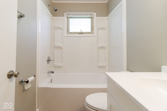 Building Photo - 432 Woodview Dr