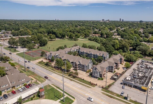 Building Photo - Beautiful large 2-bedroom 2 baths with 1 car garage in Mid Town Tulsa!!
