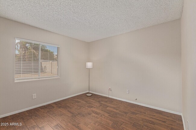 Building Photo - 950 E Wickieup Ln