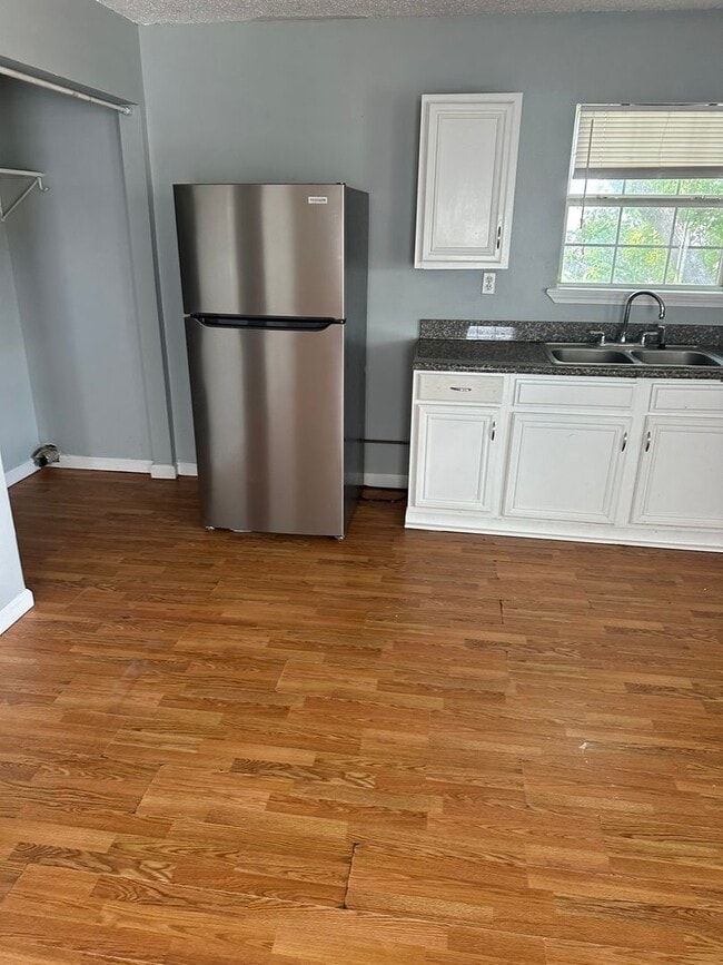 Building Photo - Spacious 3BD with Off Street Parking