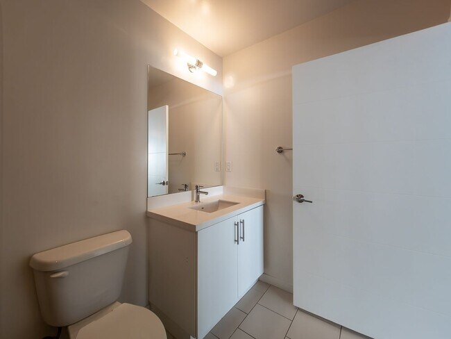 Building Photo - Luxury Townhome Centrally Located in Silver Lake!