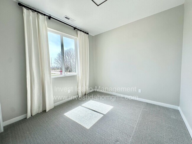Building Photo - Luxury Living in the Heart of Star, ID – Gated Townhome with High-End Finishes