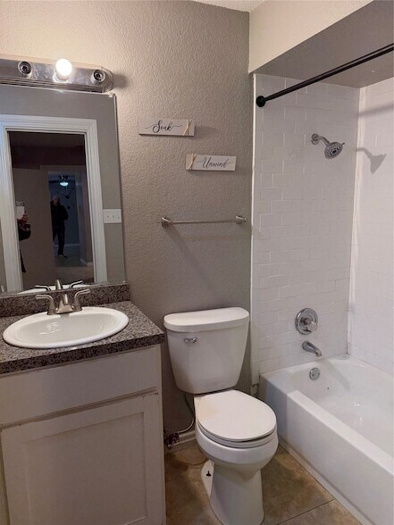 Building Photo - 9805 Walnut St