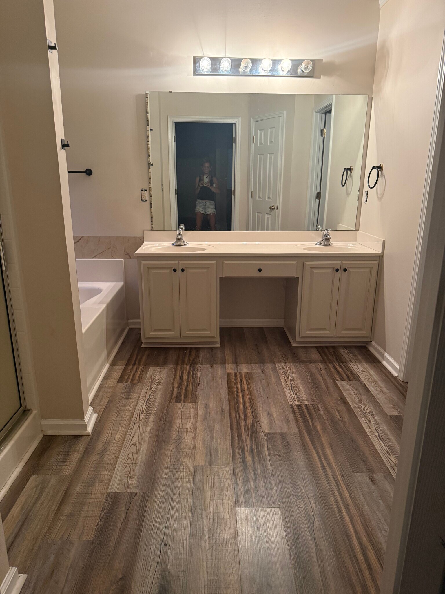 Master bathroom - 424 W Abington Way