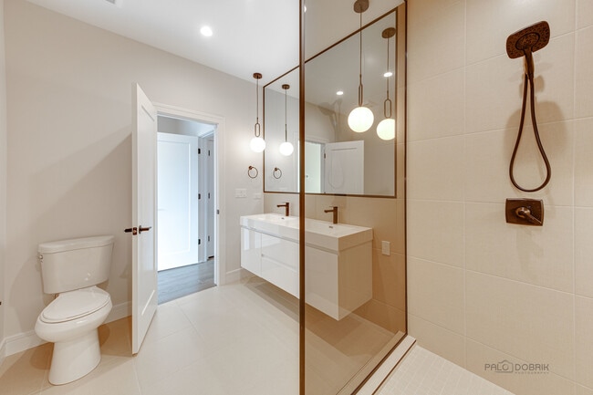 Building Photo - 1304 N Lawndale Ave