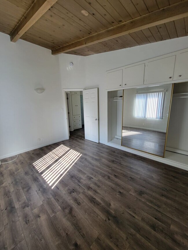 Building Photo - 639 Howland Dr