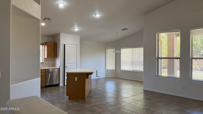 Building Photo - 734 E Iris Dr