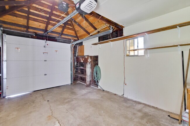 Building Photo - Bright, Clean and Cozy 2BR, 1BA Single Fam...