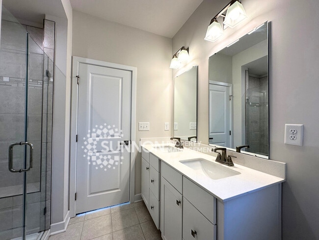 Building Photo - 3 Bedroom Townhome Located in Wendover Green