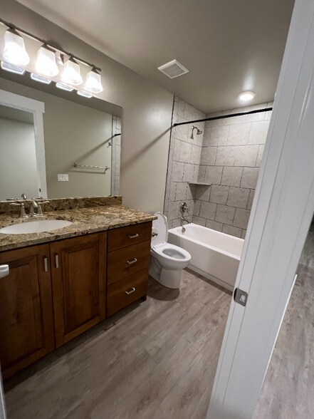 Building Photo - 464 N 300 E