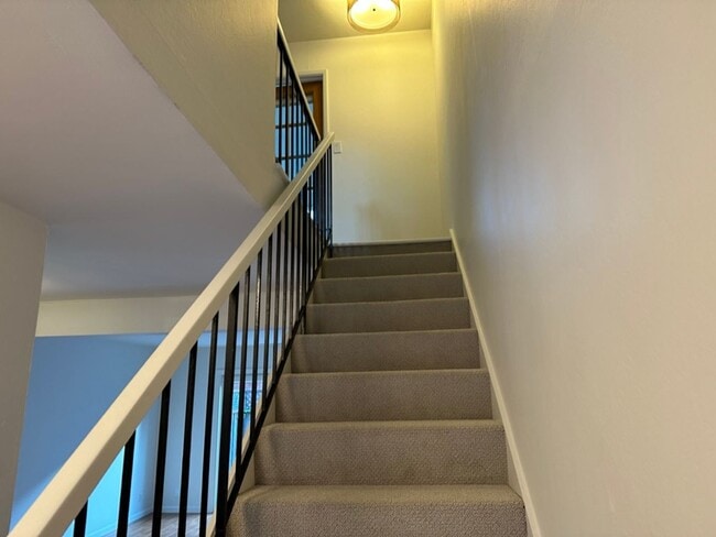 Building Photo - EPIC REA: 2 BR/1 BA Townhome w/ 1 Parking in Great Corte Madera