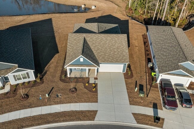 Building Photo - 4 bedroom Home in WATERSIDE!