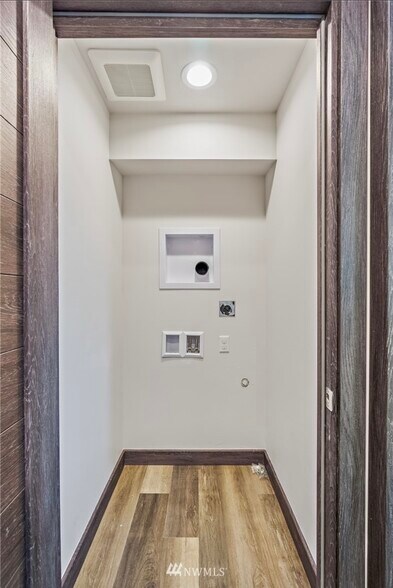 Building Photo - 5618B California Ave SW