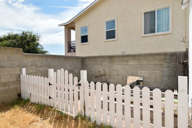 Building Photo - 3 Bedroom, 2 Bath House with Large Backyard