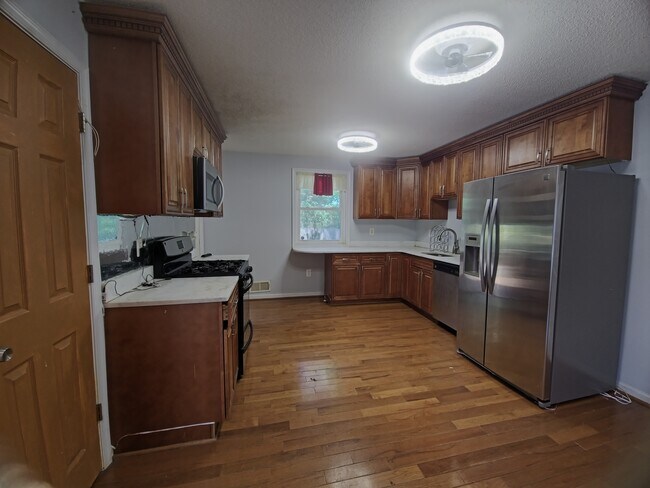 Building Photo - 2317 Roslyn Ave