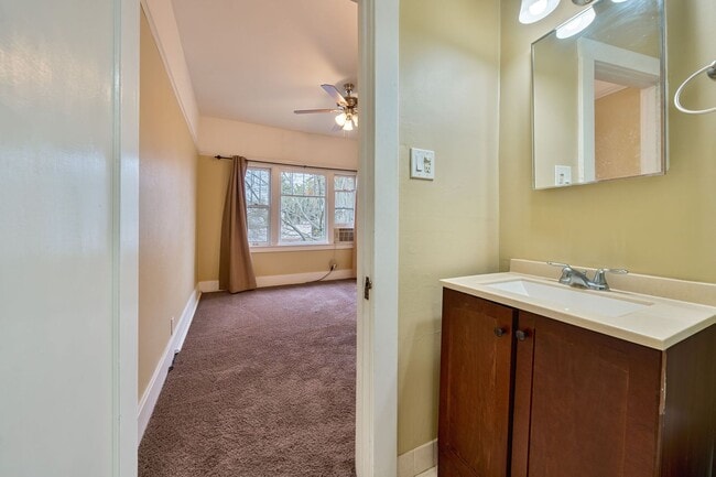 Building Photo - Charming Midtown 1-Bedroom Apartment with Private Balcony and Hardwood Floors!