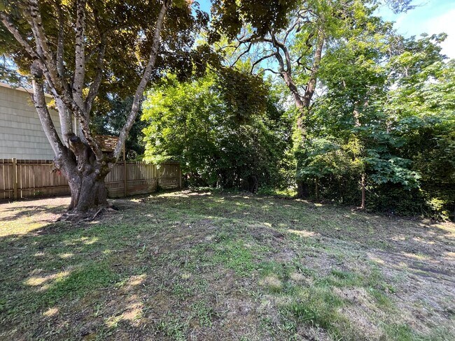 Building Photo - Quaint 2-Bedroom Ranch in Established Neig...