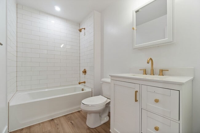 Building Photo - Beautifully renovated 4 bed, 2.5 bath, loc...