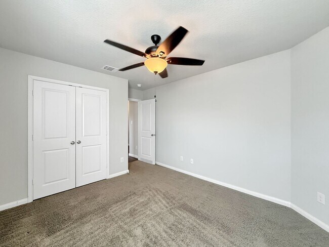 Building Photo - 401 Utica Way