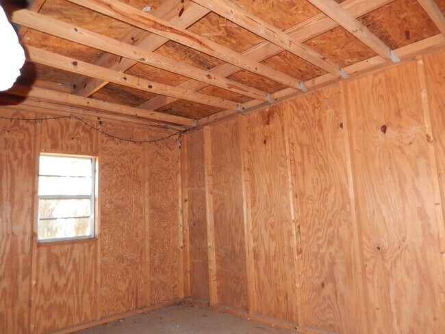 Building Photo - 913 Tamarack Ave