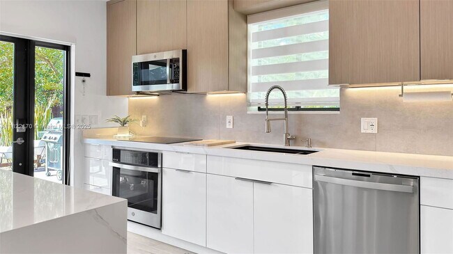 Building Photo - 130 SW 25th Rd