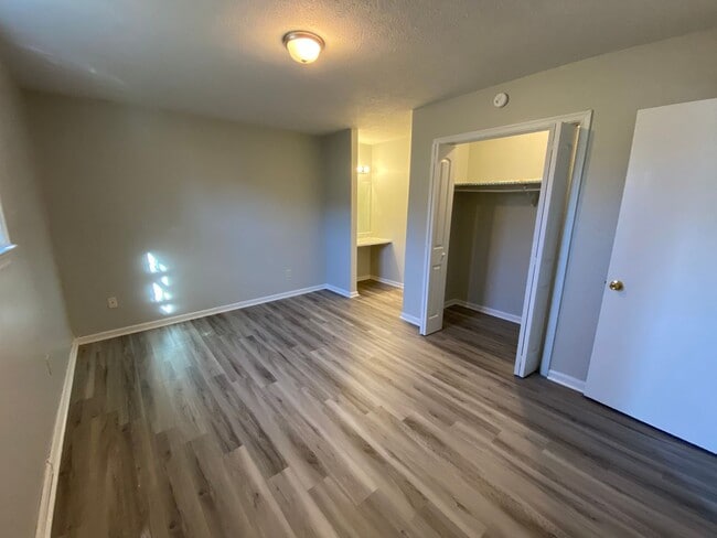 Building Photo - Two bedroom near Peaks View Park! Water, t...