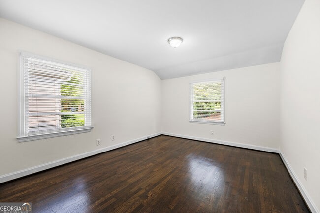 Building Photo - 990 Lindridge Dr NE