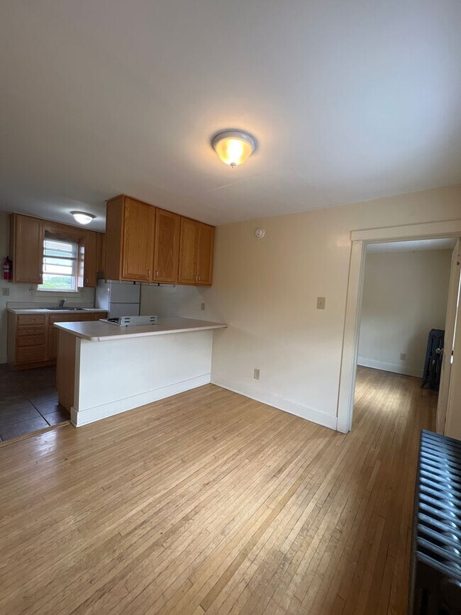 Building Photo - Two Bedroom apartment near engineering and...