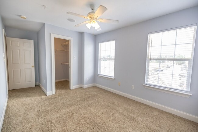 Building Photo - 4 bedroom Townhome Near LSU in a Gated Community