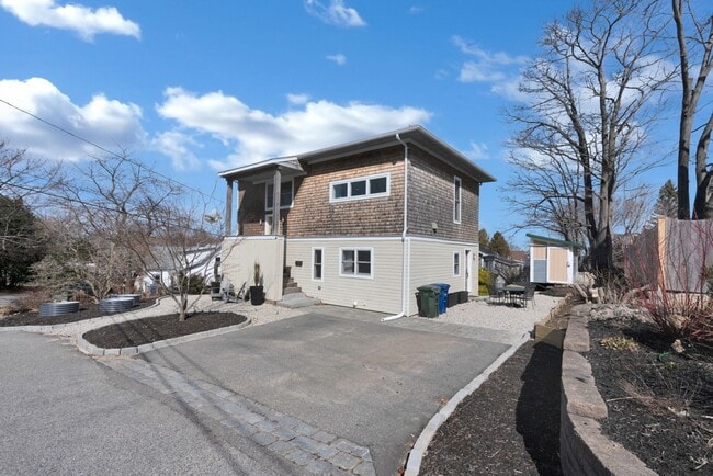 Building Photo - Stunning 4 Bed 2.5 Bath Steps from Willards Beach UNFURNISHED