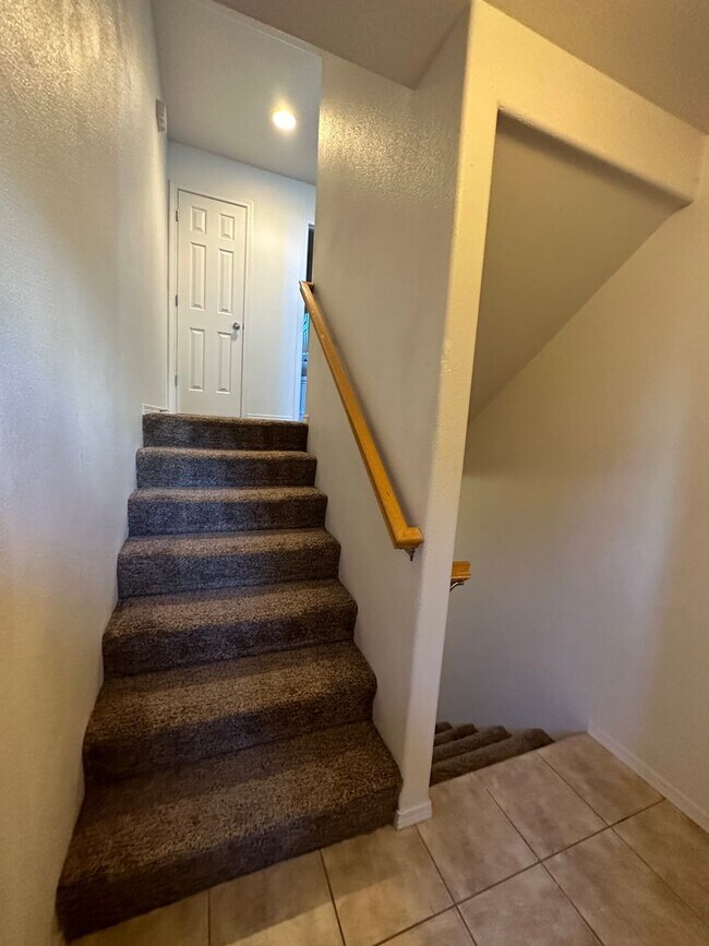 Building Photo - Spacious 2 bed/2.5 bath with bonus room townhome off Road 68