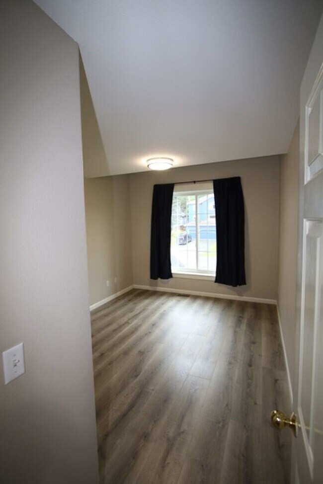 Building Photo - 9010 Sahalee Dr
