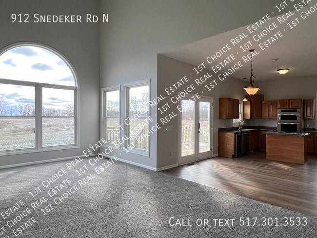 Building Photo - 912 Snedeker Rd N