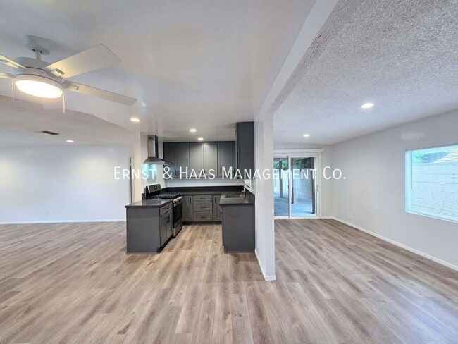 Building Photo - 904 S Kenmore St