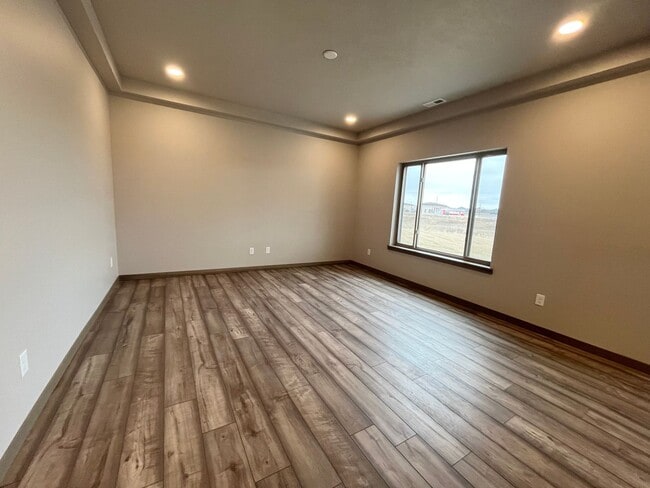 Building Photo - Spacious 2 Bed/2 Bath House with 3 Car Garage!